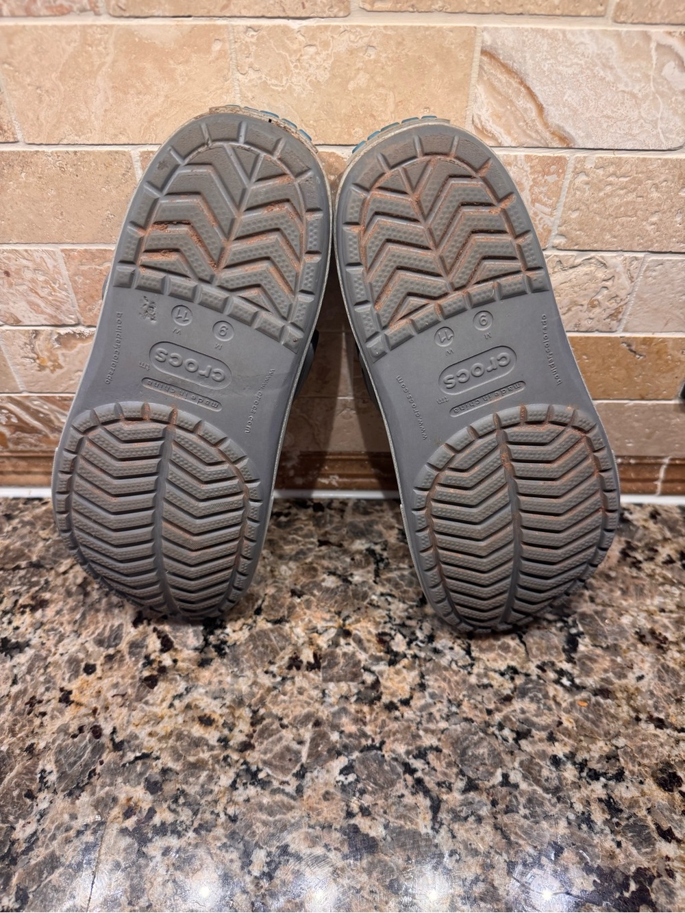 CROCS Men’s 8 Women’s 11 Gray Clogs with Blue Accent - Picture 5 of 7